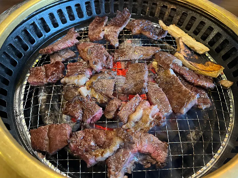 잘 구워진 한우 조각들