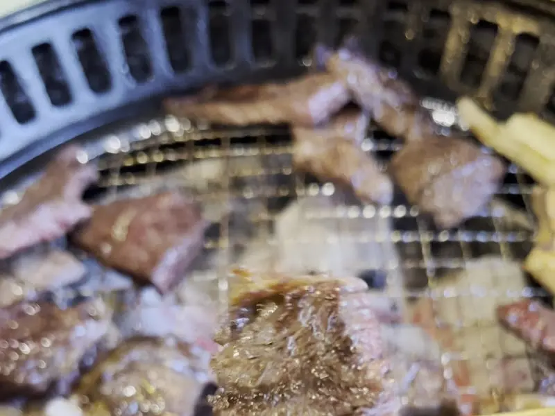 불판 위에서 익어가는 한우