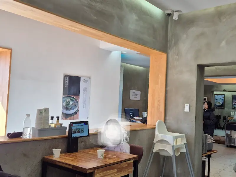 깔끔하게 정돈된 식당 내부