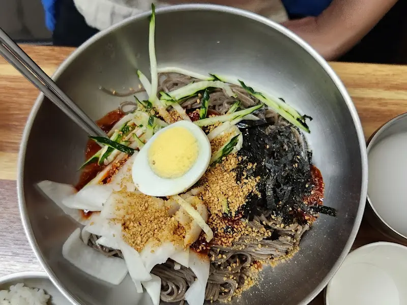 잘 비벼진 비빔 막국수