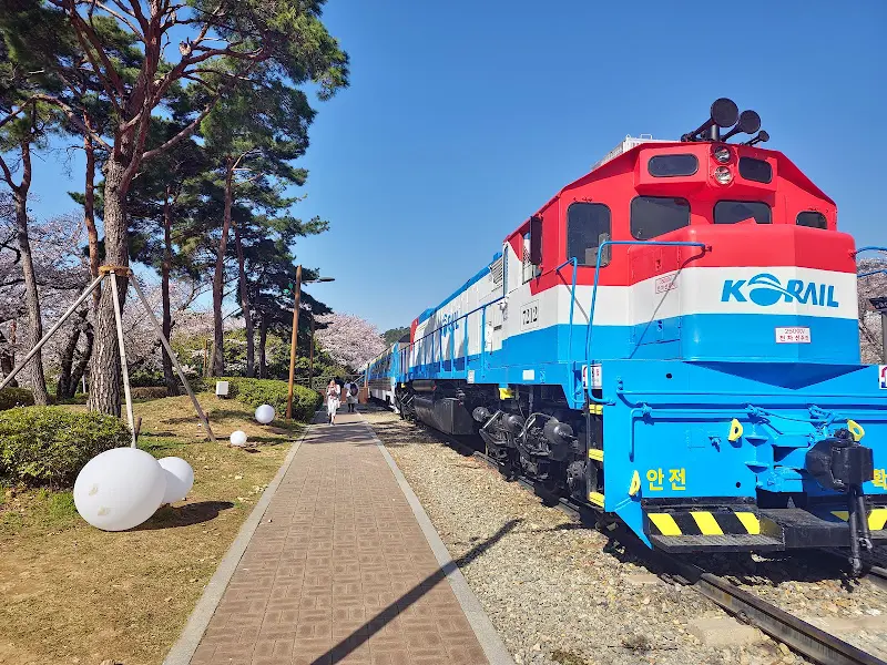 경화역에 정차된 기차