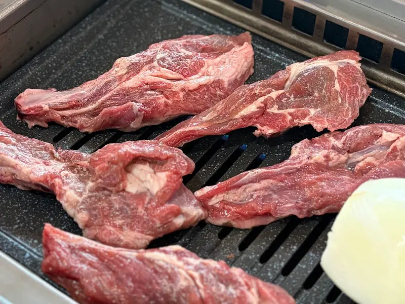 불판 위에서 익어가는 삼각갈비