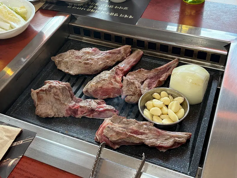 불판 위 삼각갈비와 마늘