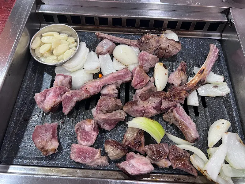 불판 위 양고기와 양파