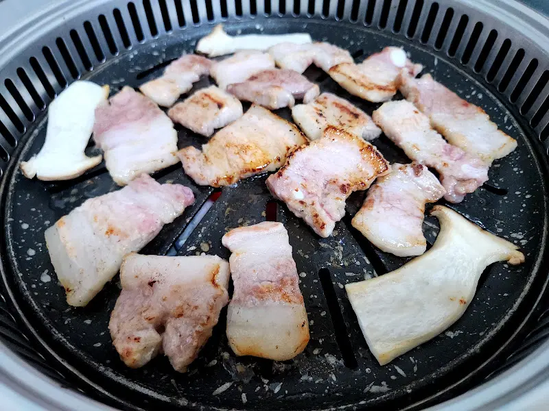 불판 가득 삼겹살