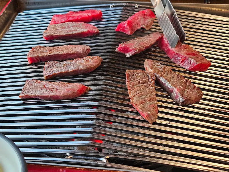 숯불 위에서 구워지는 소고기