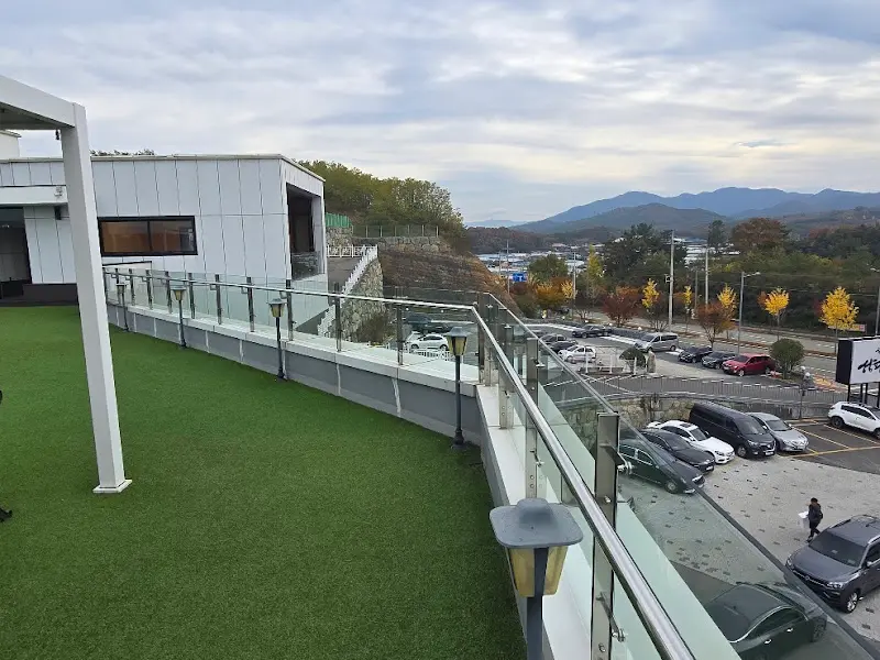 주차장과 주변 풍경