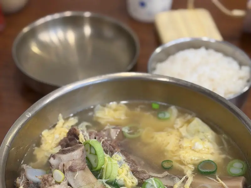 놋그릇에 담긴 온육수