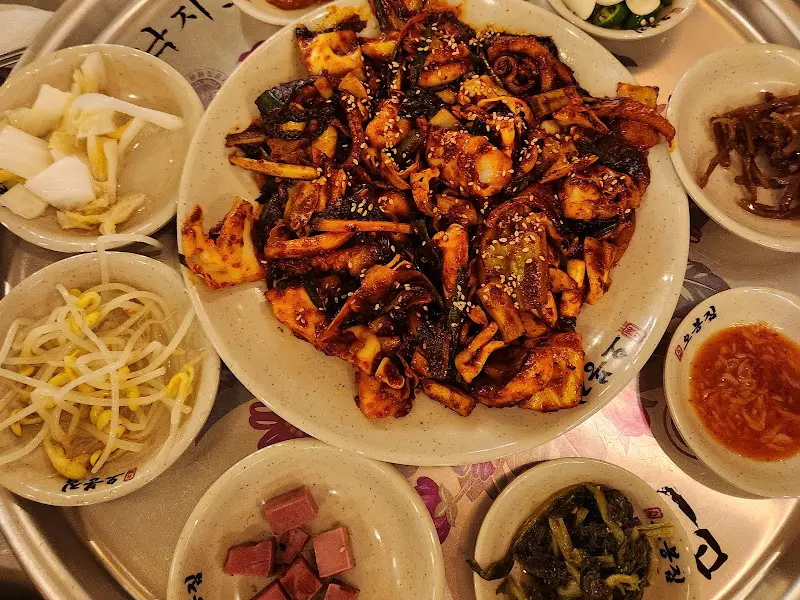 푸짐한 낙지볶음