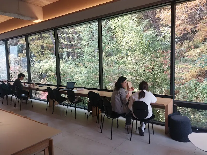 통유리창 너머 보이는 풍경