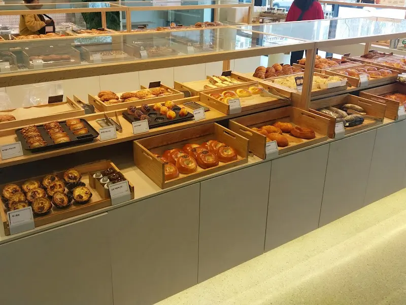 정갈하게 진열된 빵