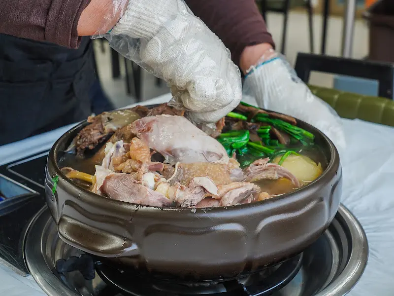 능이백숙 손질 장면