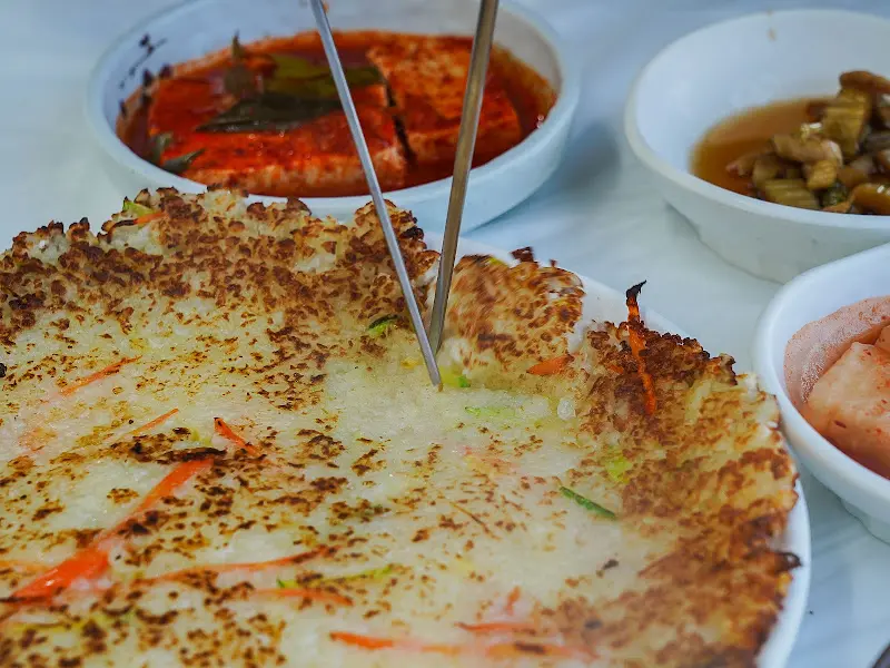 감자전과 곁들임 반찬