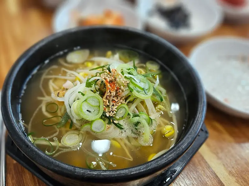 다양한 반찬과 콩나물 국밥