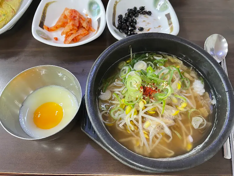 콩나물 국밥과 날계란, 밑반찬