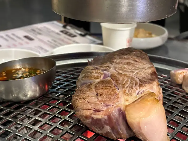 숯불 위에서 지글거리는 흑돼지 목살