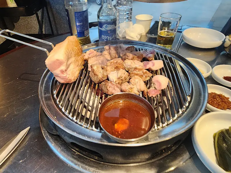 숯불 위에서 익어가는 흑돼지