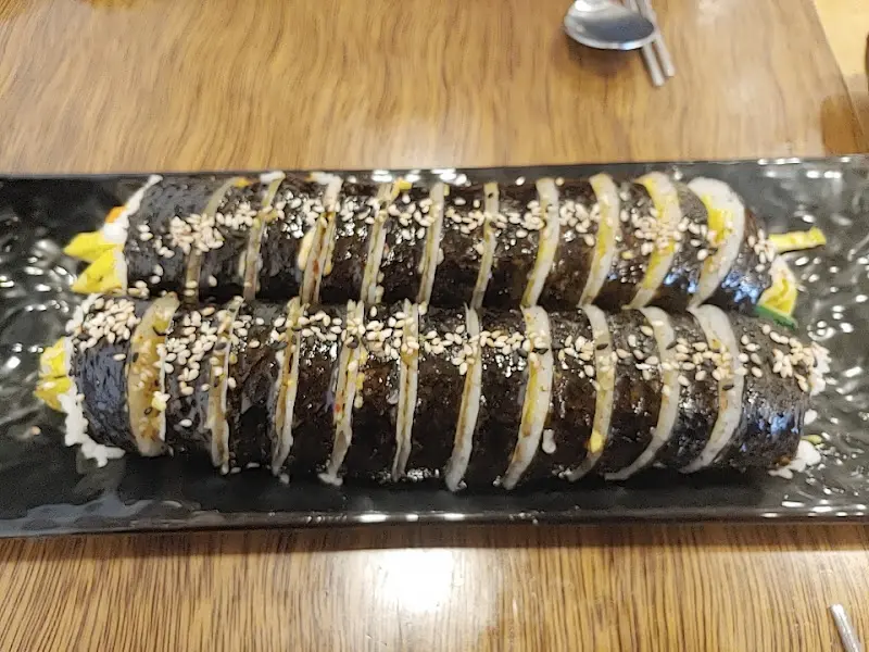 윤기가 자르르 흐르는 김밥