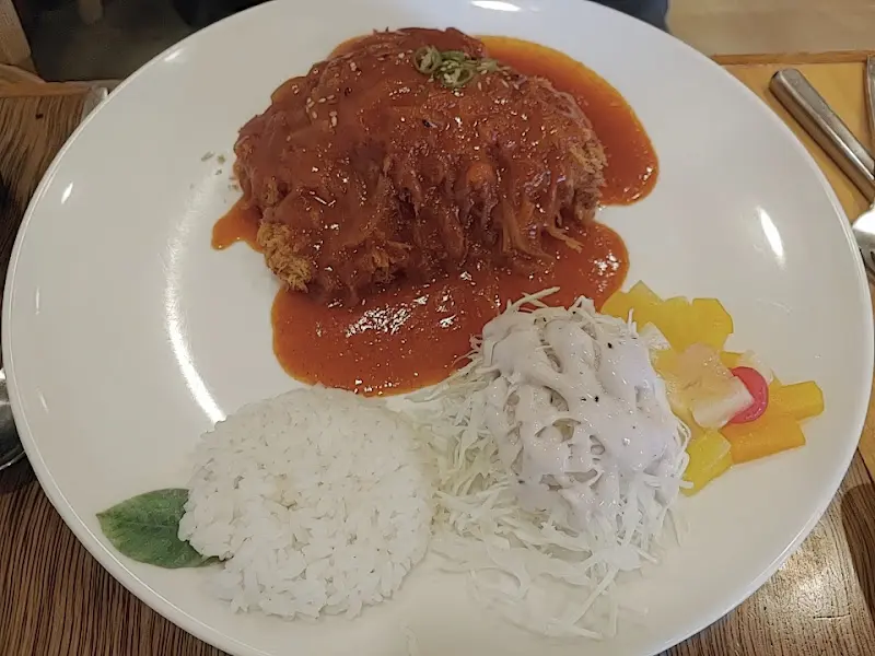 치즈가 듬뿍 올려진 돈까스