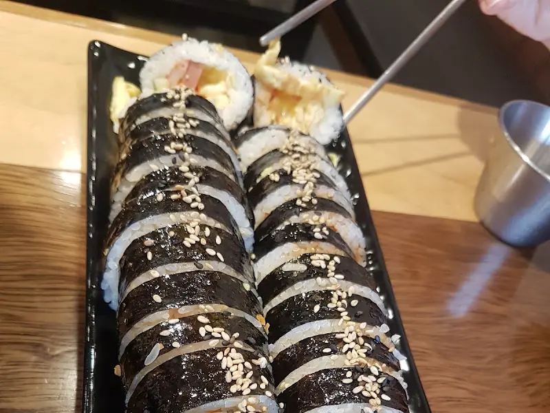 김밥 한 입
