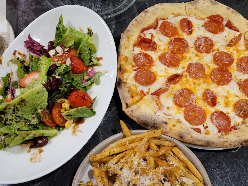 피자와 샐러드, 감자튀김