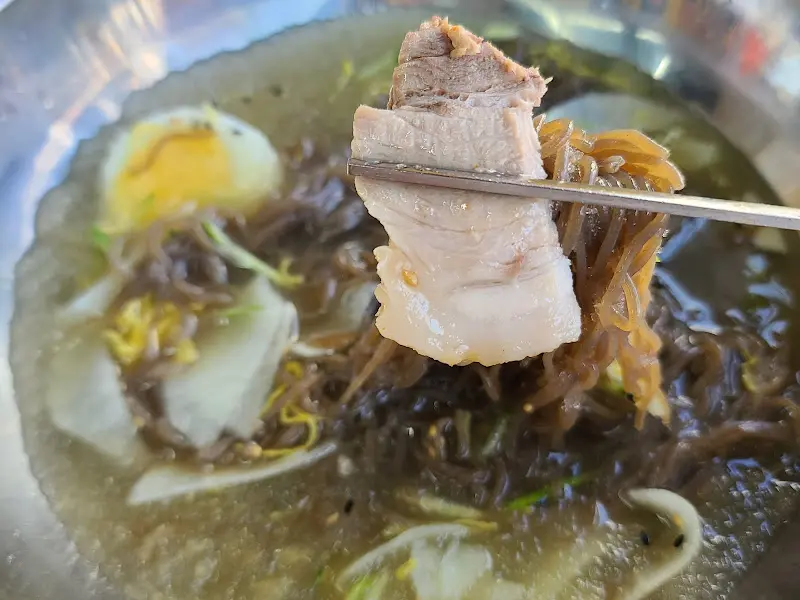 물냉면 면발 들어올리기