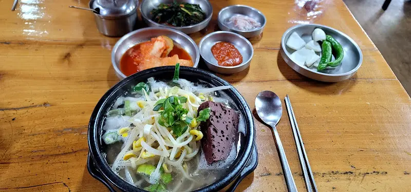 정갈한 반찬과 국밥