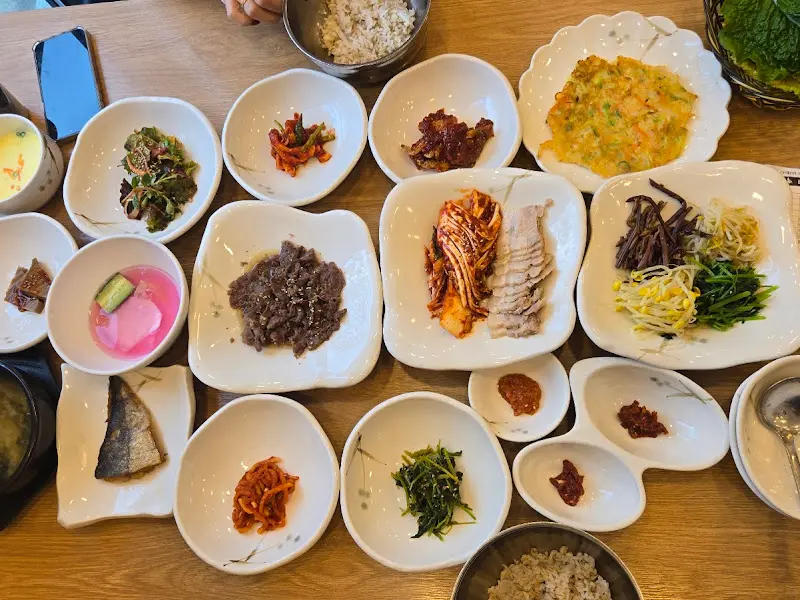 다채로운 반찬들