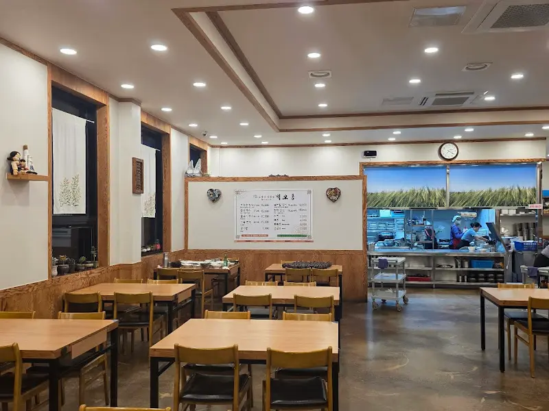 깔끔한 식당 내부