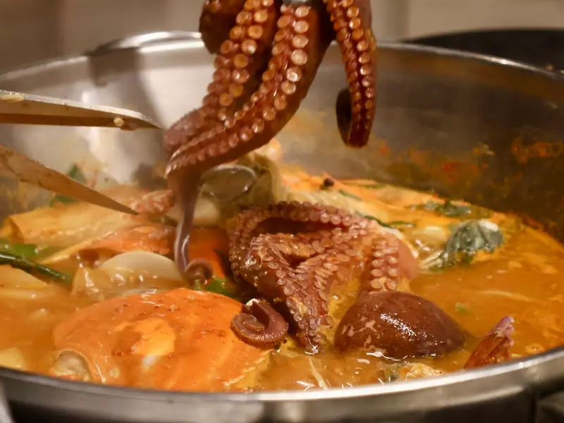 해물 손질 장면