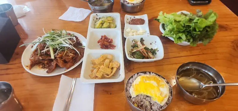 푸짐하게 차려진 삼겹살 한 상