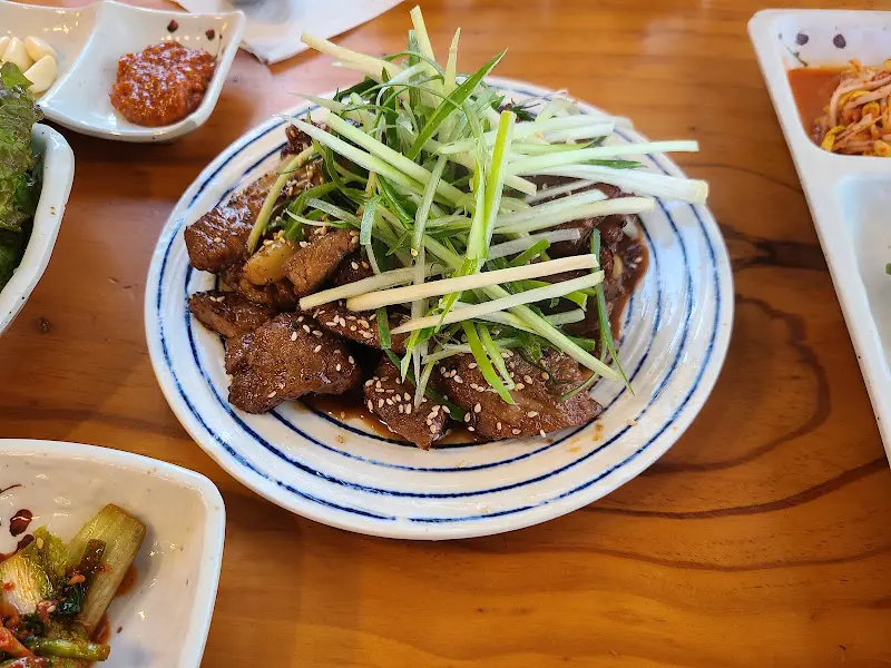 신선한 야채와 함께 제공되는 돼지갈비