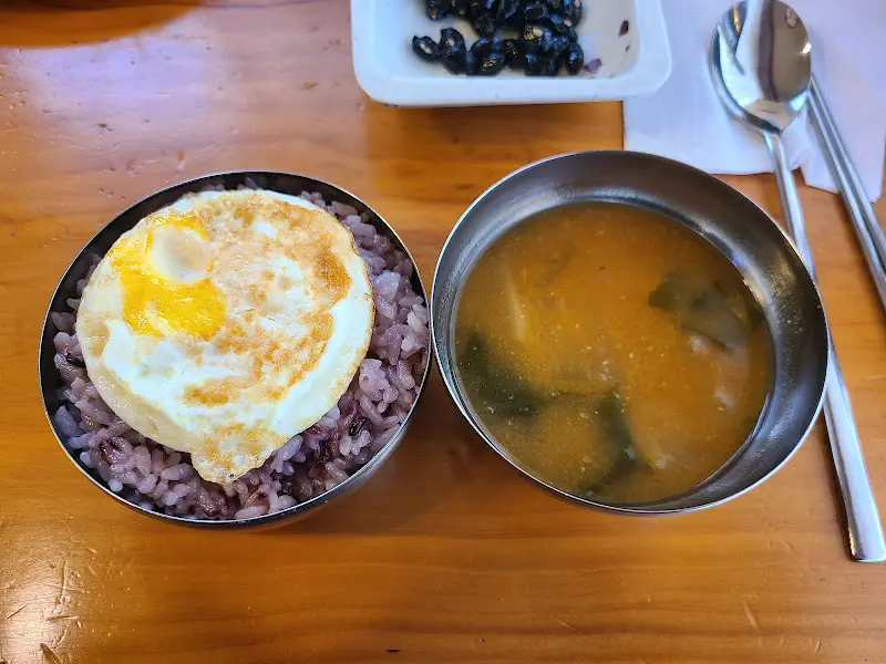 계란 프라이가 올라간 흑미밥과 맑은 국