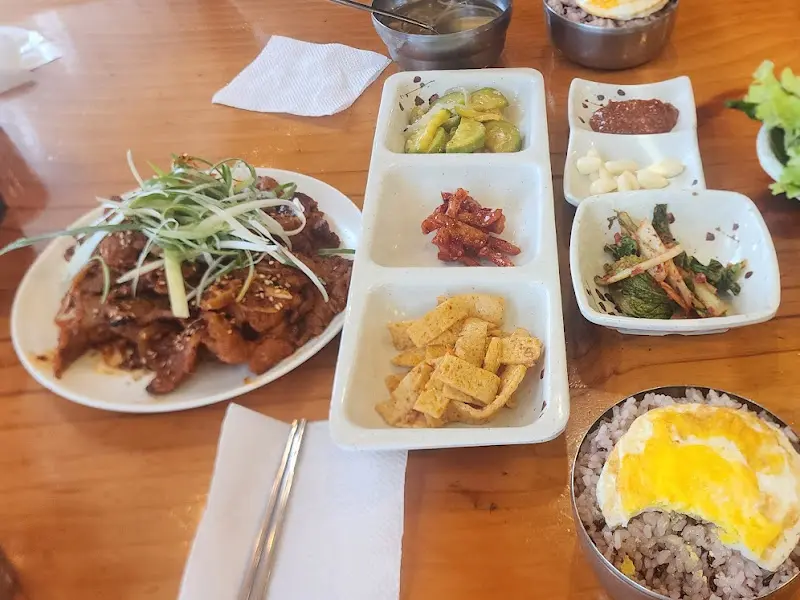 다채로운 밑반찬과 삼겹살, 흑미밥