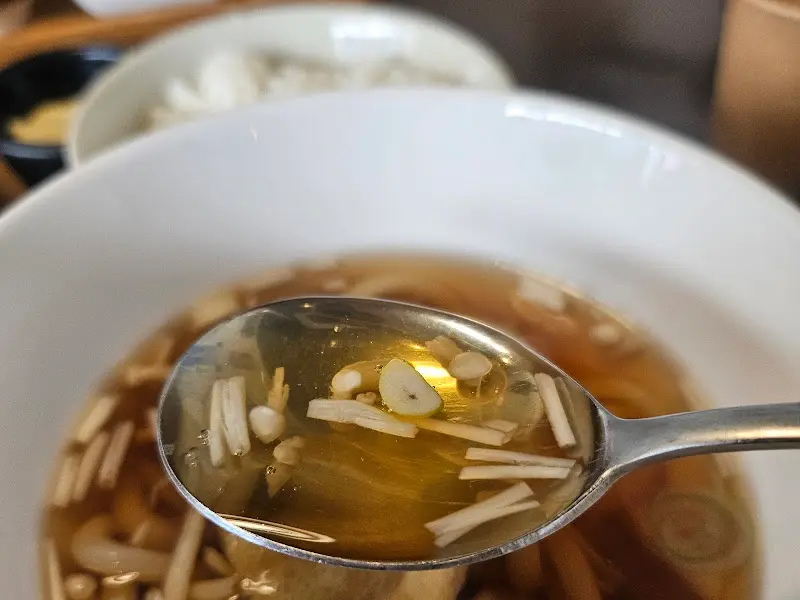 테이블에 놓인 돈까스 소스, 밥, 국