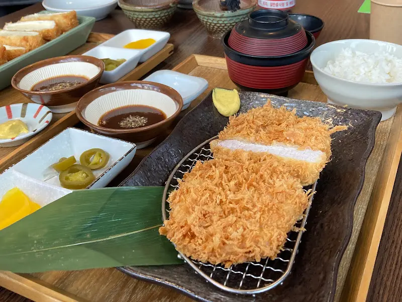 돈까스 한 상 차림