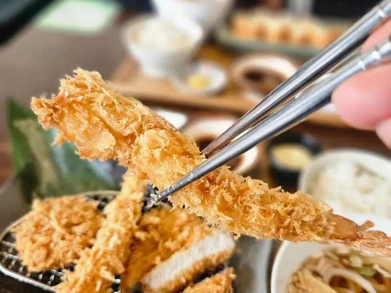 젓가락으로 집어 올린 새우튀김