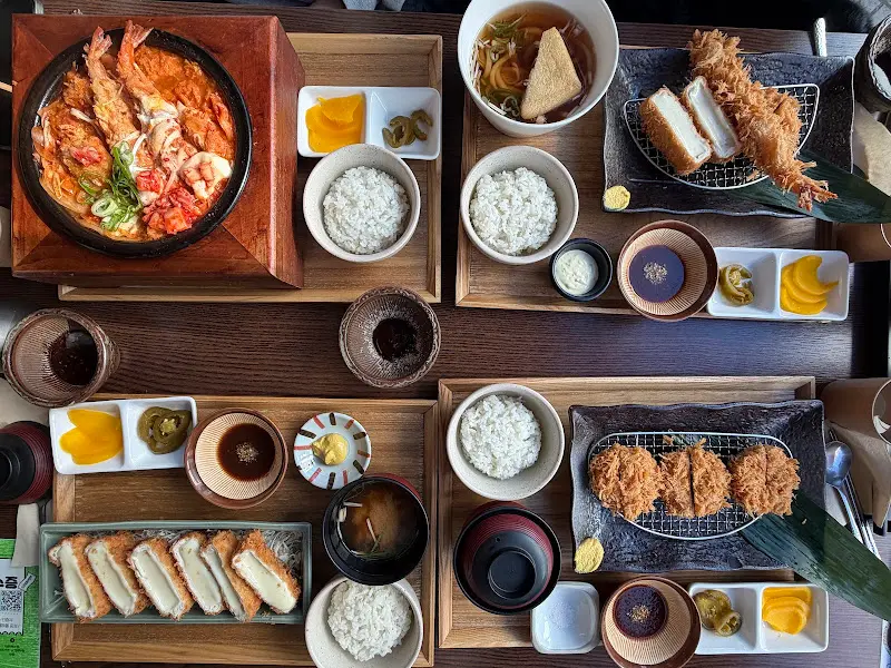 다양한 메뉴가 차려진 테이블