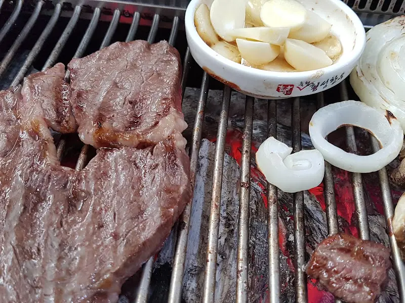 숯불 위에 구워지는 마늘