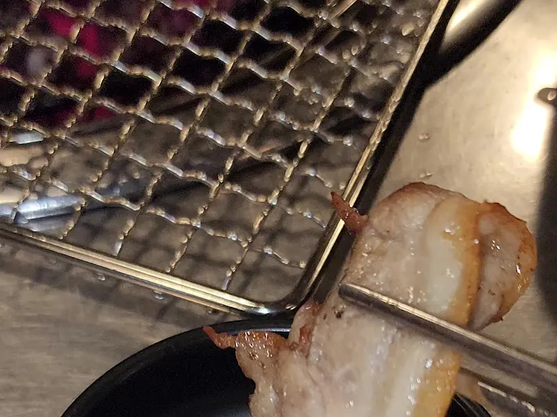 숯불 위에서 익어가는 삼겹살