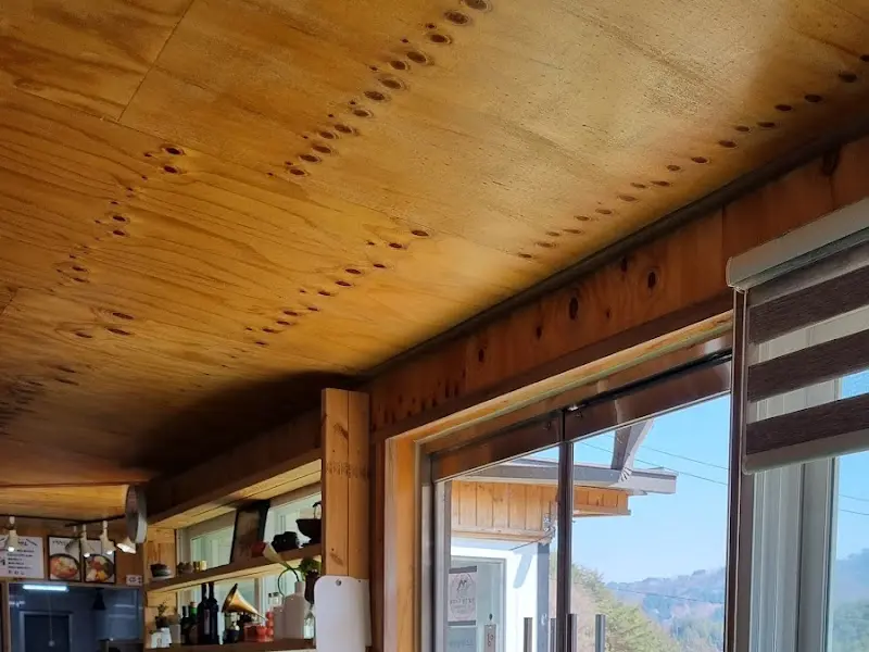 따뜻한 나무 천장