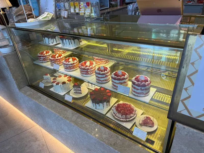 쇼케이스 안의 딸기 케이크