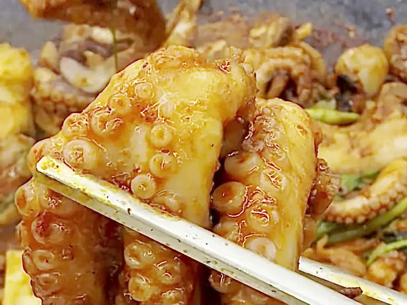 젓가락으로 집어 올린 탱글탱글한 쭈꾸미