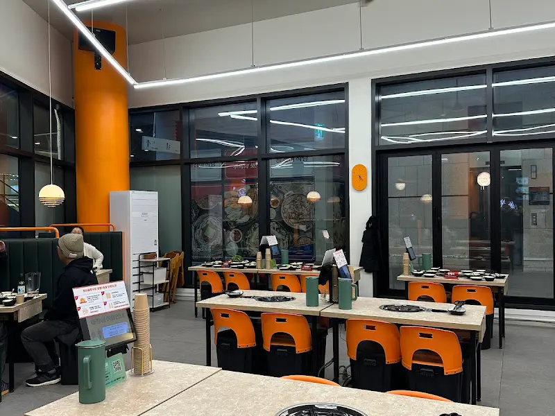 넓고 쾌적한 매장 내부