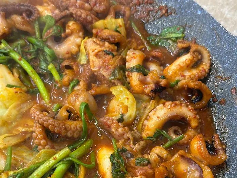 매콤한 양념에 익어가는 쭈꾸미