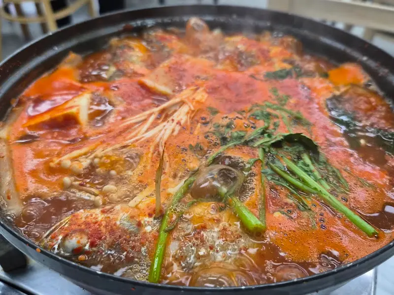 보글보글 끓고 있는 조기매운탕의 모습