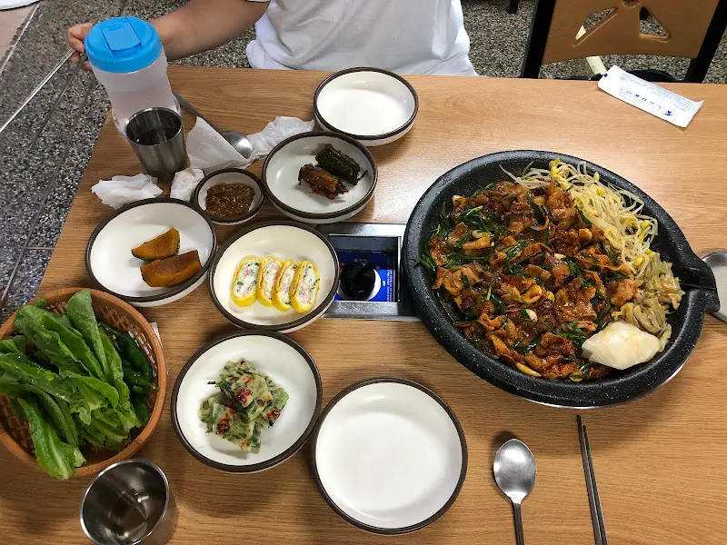 푸짐하게 차려진 한 상 차림
