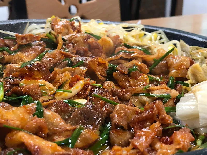 잘 익은 대패삼겹살의 클로즈업