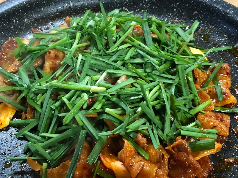 대패삼겹살 위에 듬뿍 올려진 쪽파