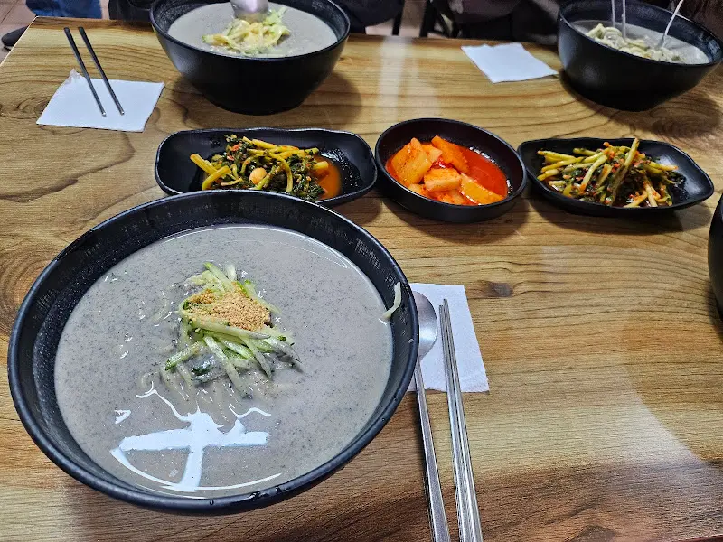 테이블 위에 놓인 콩국수